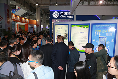 天坦移動醫(yī)、護(hù)亮相信博會，展臺前人頭攢動