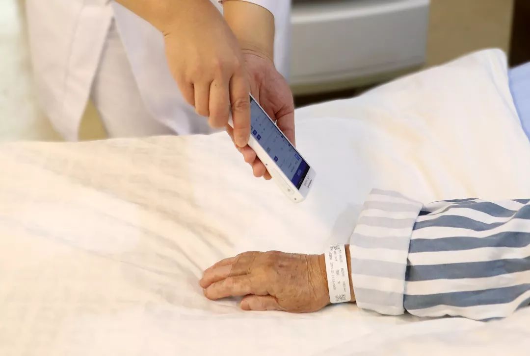 首發(fā)丨走進智慧病房，用科技托起生命的重量